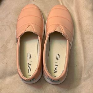 TOMS women’s slip on Peach color. New size 9